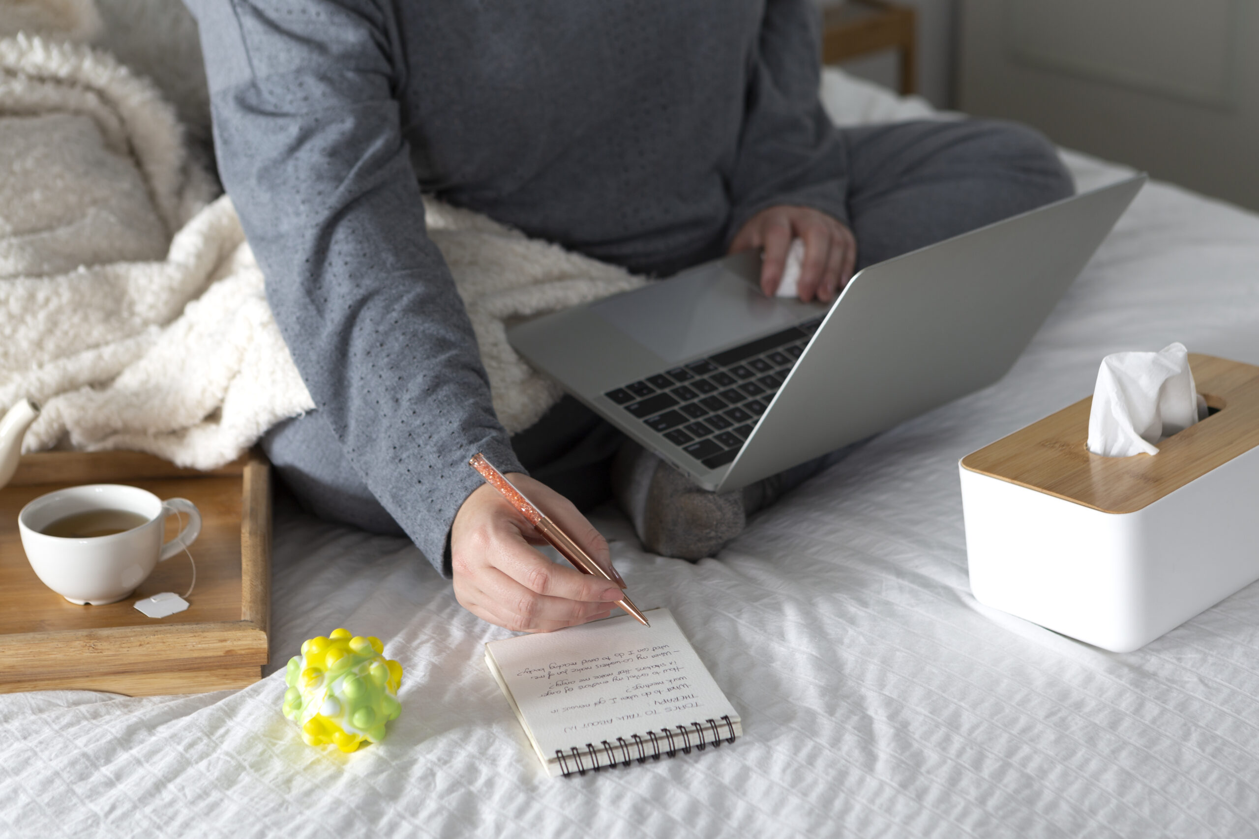 person-conducting-online-psychologist-therapy. Image by freepik